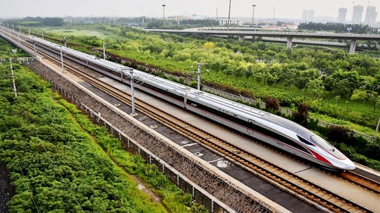Çin’in saatte 350 kilometre hız yapabilen ilk yüksek hızlı treni, işletme başladığından bu yana; 340 milyon yolcu taşıdı