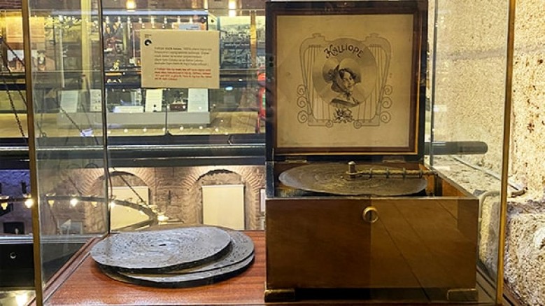 Rahmi M. Koç Müzesi'nin zengin koleksiyonundaki objeler; teknolojiyle birlikte büyük gelişim kaydeden müzik aletlerinin 150 yıllık tarihinin izlerini yansıtıyor