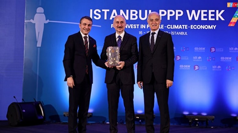 'Türkiye Cumhuriyeti altyapısını önemli derecede etkin ve sağlam bir finansmanla özel sektörü kullanarak gerçekleştirmeyi başarmış durumda'