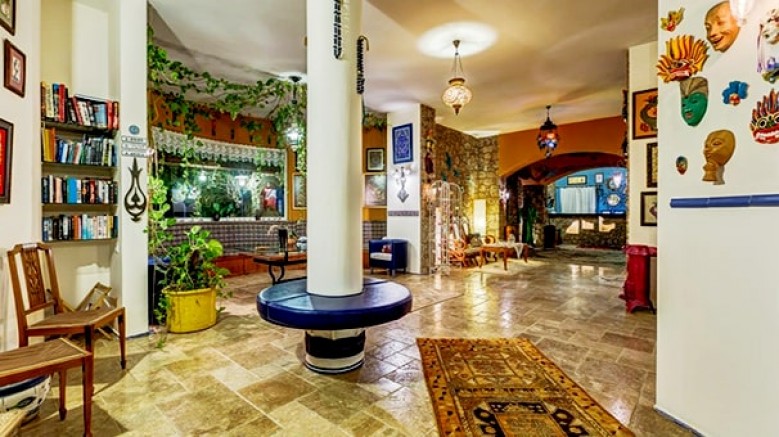 Villa Aşina Otel; yerel mimari unsurları modern dokunuşlarla harmanlayarak, benzersiz bir atmosfer sunuyor
