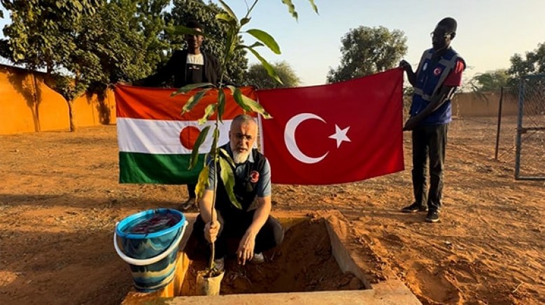 Yazar, aktivist Turgut Tunç; Nijer’de neden mango fidanı diktiklerini açıkladı