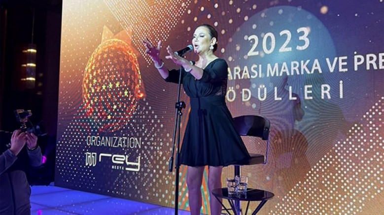 Yılın en başarılı kadın sanatçısı ödülü Türk Pop müziğinin sevilen sesi Deniz Seki’nin oldu