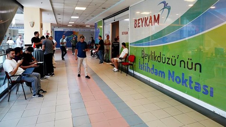 Beylikdüzü Belediyesi Kariyer Merkezi (BEYKAM) iş arayan vatandaşların eğitim, deneyim ve mesleki yetkinliklerini; işverenlerin personel ihtiyaçlarıyla eşleştiriyor