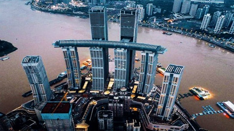 Çin'in ABD'ye ihracatı Kasım'da çift haneli düşüşünü sürdürürken, aynı ayda; toplam ihracatı, üreticilerin alternatif pazarlara sevkiyatlarını artırmasıyla; piyasa beklentilerini büyük ölçüde aştı