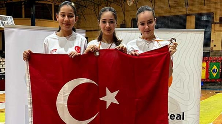 Çolakoğlu Metalurji Spor Kulübü bünyesinde yetişen üç başarılı genç sporcu, Uluslararası U14 Yıldızlar Kılıç Circuit Turnuvası’nda ilk 8’e girerek; finaller sonucunda madalya almaya hak kazandı