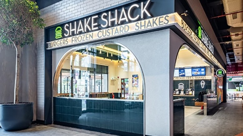 Dünyada burger tutkunlarının favorisi gurme hamburgerci Shake Shack; Türkiye’deki yeni şubesini, Tema World AVM’de açtı