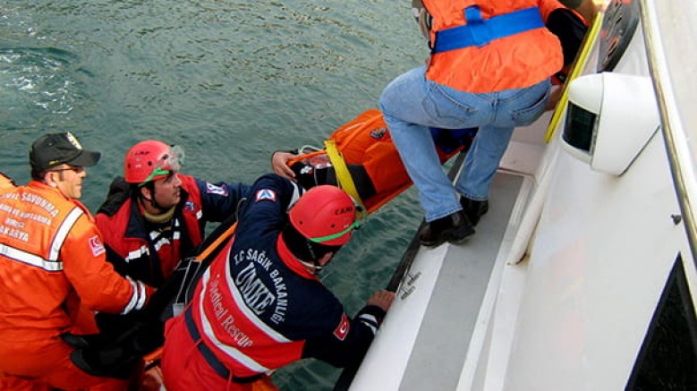 Ege’de yaralanan gemiadamı; Türkiye Hudut ve Sahiller Sağlık Genel Müdürlüğü ekipleri tarafından yürütülen koordineli operasyonla, deniz ambulansıyla karaya tahliye edilerek; tedavi altına alındı