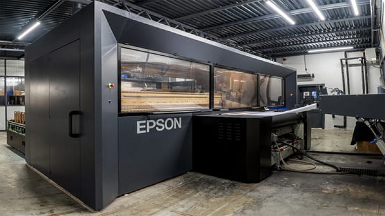 Ergene Havzası’nda faaliyet gösteren Ayyıldız Dokuma, su tüketimini minimize etmek ve üretim kalitesini standardize etmek amacıyla; Epson’un ileri teknolojili Monna Lisa 64000 modelini, Türkiye’de kuran ve aktif kullanan ilk firma oldu