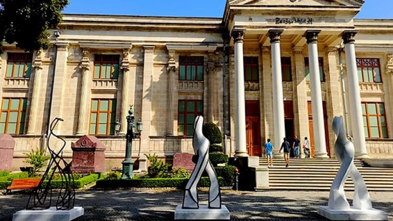 Heykel sanatçısı Nilhan Sesalan’ın 'İz Kalır, Ben Kaybolurum' sergisi 31 Ekim’e kadar; İstanbul Arkeoloji Müzeleri bahçesinde sergilenecek