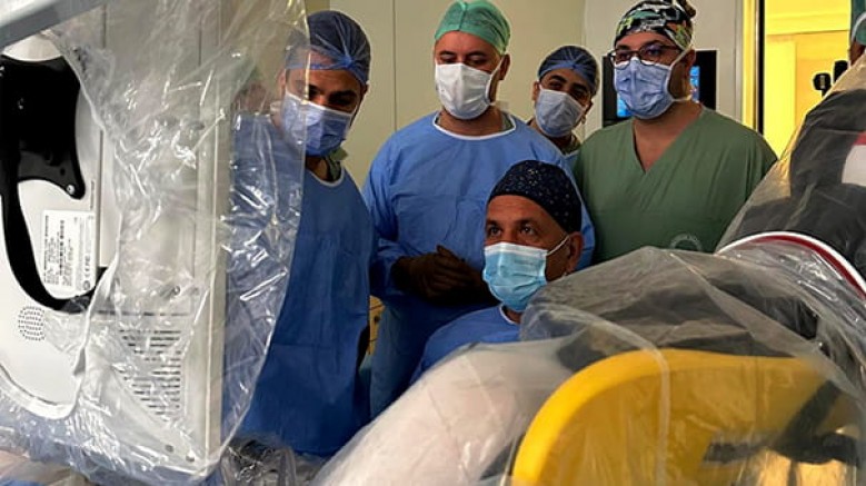 İyi huylu prostat büyümesinin tedavisinde ileri teknolojiyi klinik deneyimle buluşturan İzmir Amerikan Hastanesi, robotik Aqua Ablasyon yönteminin Türkiye’deki ilk uygulamasını gerçekleştirdi