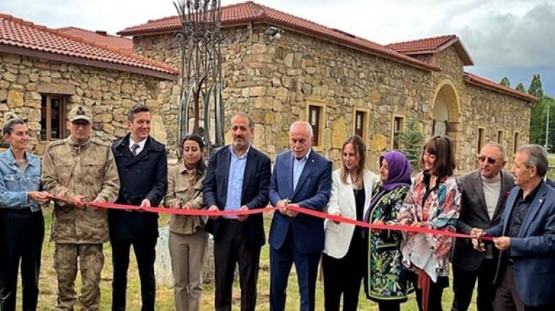 Kenan Yavuz Etnografya Müzesi, Anadolu coğrafyasının en önemli sorunlarının başında gelen; topraktan ve üretimden uzaklaşmaya, bir anıt eserle dikkat çekti