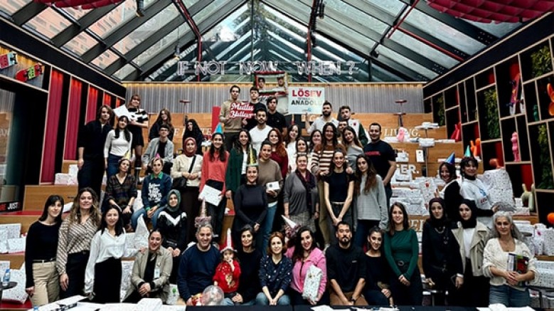 LÖSEV, 'Dilek Topla Benim İçin' kampanyasıyla; yeni yıl öncesinde tedavi süreci devam eden lösemili çocukların umutlarına ortak olmak isteyen gönüllüleri, dayanışmaya davet ediyor