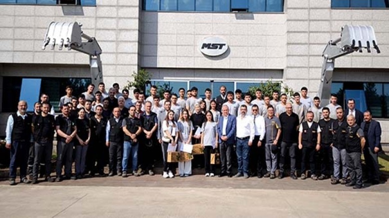 MST İş Makinaları bünyesinde kurulan ve sektörün ihtiyaç duyduğu nitelikli iş gücünü yetiştiren, MST Mesleki ve Teknik Eğitim Akademisi, ilk mezunlarını verdi