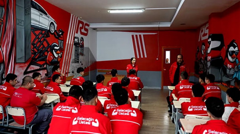 RS Holding çatısı altındaki RS Otomotiv Grubu, 'Geleceğin Ustaları Projesi' ile sosyal sorumluluk yaklaşımını sürdürülebilir bir model haline getiriyor