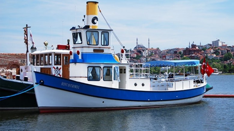 Şehrin belleğini deniz üzerinden okumaya imkân tanıyan Haliç tekne turları, Rahmi M. Koç Müzesi’nin ziyaretçilerine sunduğu bütüncül tarih anlatısının bir parçası olarak öne çıkıyor
