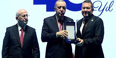 Birlik Vakfı’nın 40’ıncı kuruluş yıl dönümü töreninde, vakfa sunduğu katkılar nedeniyle; İzmirli iş insanı Nazım Torbaoğlu’na plaketini Cumhurbaşkanı Recep Tayyip Erdoğan verdi