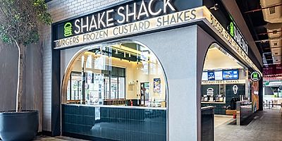 Dünyada burger tutkunlarının favorisi gurme hamburgerci Shake Shack; Türkiye’deki yeni şubesini, Tema World AVM’de açtı
