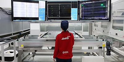 Dünyanın en büyük ve yenilikçi güneş paneli üreticilerinden biri olan Jinko Solar, Manisa’daki HSA Enerji   fabrikasında N-TypeTOPCon teknolojisine sahip güneş panellerinin üretimine başladı