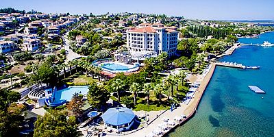 Ege’nin tertemiz havasını ve masmavi denizini kucaklayan Sibyl Hotel Erythrai, doğayla iç içe bir tatil   deneyimi yaşamak isteyen misafirlerine kusursuz bir atmosfer sunuyor