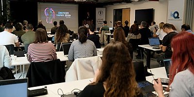 EGİAD ve İzQ İnovasyon ve Girişimcilik Merkezi iş birliğinde düzenlenen workshopta, üretken yapay zekanın profesyonel iş akışlarına entegrasyonu ve yaratıcı süreçlerdeki pratik kullanımı ele alındı