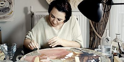 Ekolojik sanatçı Neslihan Yetişkin, yeni sergisi 'Aidiyet Bahçesi' ile sanatseverlerle buluşmaya hazırlanıyor / 1–15 Eylül / Bozcaada Itırlı Bahçe