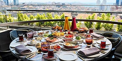 Fairmont Quasar Istanbul; Türk kahvaltı kültürünün zengin lezzetlerini her Pazar, Ukiyo Rooftop Restaurant’ın panoramik İstanbul ve Boğaz manzarası eşliğinde misafirleriyle buluşturuyor
