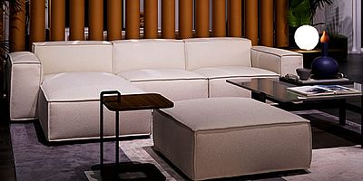 IQON mobilyaları, mekânı domine eden ağır formlar yerine; alan açan, hareket etmeye izin veren ve birlikte ama; özgür kalabilmeyi mümkün kılan bir dil kurar