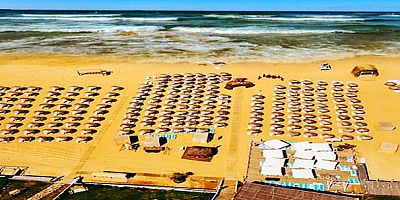 Kilyos sahilinde hizmet veren Goga Beach; geniş plaj alanı, doğal atmosferi ve gün boyu devam eden sosyal yaşamıyla dikkat çekiyor