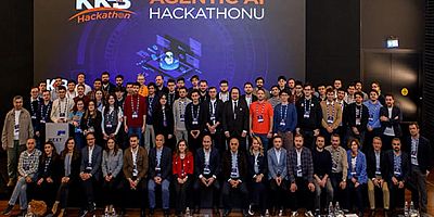 Kredi Kayıt Bürosu’nun (KKB), yapay zeka teknolojileriyle fark yaratmak isteyen genç yetenekleri bir araya getirdiği KKB Hackathon: yalnızca ortaya çıkan yenilikçi projelerle değil; değerlendirme sürecinde de yapay zekâdan yararlanmasıyla fark yarattı