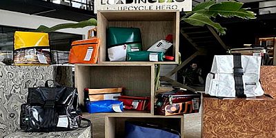 Loading Bag'ın İleri Dönüşüm (Upcycle) çantaları, QR koduyla; nereden geldiğini, nerede ve kimin elinde dönüştüğünü anlatıyor