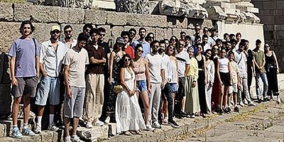 Lokman Hekim Sağlık Vakfı bursiyerleri, tıp tarihinin en önemli merkezlerinden Bergama Asklepion’u ziyaret ederek; mesleğin köklerini yerinde keşfetti
