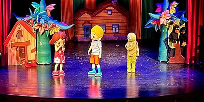 Niloya, arkadaşları Mete ve Tospik’le birlikte 'Sürpriz Yumurta Müzikali' kapsamında; 8 farklı şehirde 17 seansla sahnede olacak