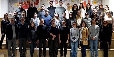 'Öz Eleştiri- Self Critisim' isimli enstelasyon, MEF Üniversitesi’nde atölye derslerinin verildiği Hangar içindeki açık amfide ziyarete açıldı