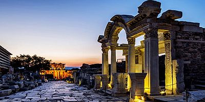 Prontotour; otobüslü veya uçaklı düzenlediği 'Gece Gündüz Ege Akdeniz Turu' programlarıyla, misafirlerine sadece gündüz değil; geceleri de kültürel mirasın büyüleyici atmosferini yaşatıyor