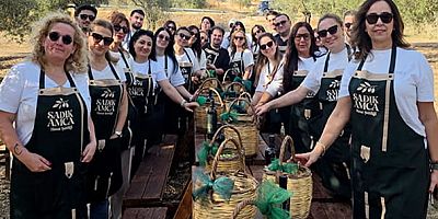 Sadık Amca Zeytinyağları'nın üretim yaklaşımı, zeytinin kendine özgü aromatik özelliklerini koruyarak; Ayvalık’ın zeytinyağı geleneğini, her hasat döneminde yeniden sofralara taşımak