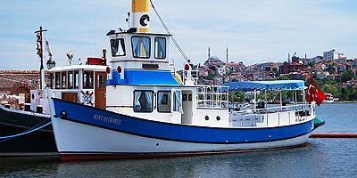 Şehrin belleğini deniz üzerinden okumaya imkân tanıyan Haliç tekne turları, Rahmi M. Koç Müzesi’nin ziyaretçilerine sunduğu bütüncül tarih anlatısının bir parçası olarak öne çıkıyor