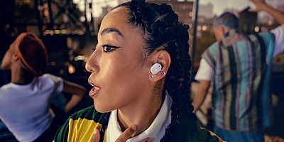 Ses teknolojisi alanında 70 yılı aşkın bir zamandır kulaklık ve hoparlörleriyle öne çıkan JBL, 'Kasım İndirimleri' döneminde teknolojisi, güçlü performansı ve rahat kullanımıyla öne çıkan teknoloji harikası modelleriyle dikkat çekiyor