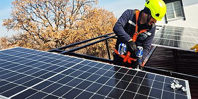 Solarzirve; güneş panelleri, solar inverter sistemleri, enerji depolama çözümleri, elektrikli araç şarj sistemleri ve enerji yönetimi gibi farklı teknolojileri bir arada değerlendirerek; müşterilerine uçtan uca enerji çözümleri sunuyor