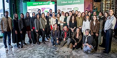 Sütaş’ın 50. yılı kapsamında BASE iş birliğiyle hayata geçirilen 'Dikkat İnek Çıkabilir!' projesi; sanatçıların özgün yaklaşımlarıyla yorumladığı inek figürlerini, kamusal alanda izleyiciyle buluşturuyor