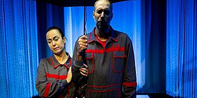 Tiyatro Proje No2,  'Büyük Plan' ile izleyiciyi absürt bir kara komedinin derinliklerine davet ediyor / 10 Kasım Pazartesi / Alan Kadıköy