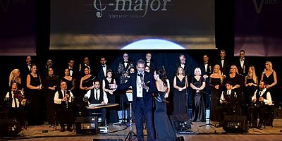 Türkiye ekonomisine yön veren önemli iş insanlarını gönüllülük esasıyla birleştiren C-Majör İş'ten Sesler Korosu, Alzheimer hastaları için İstanbul’da sahneye çıktı