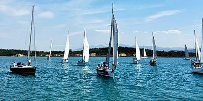 Üniversiteli yelkencilerin geleneksel buluşması haline gelen Jimmy Key Universail Yelken Yarışları, bu yıl 15. kez Urla açıklarında gerçekleşti