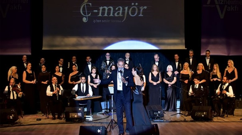 Türkiye ekonomisine yön veren önemli iş insanlarını gönüllülük esasıyla birleştiren C-Majör İş'ten Sesler Korosu, Alzheimer hastaları için İstanbul’da sahneye çıktı