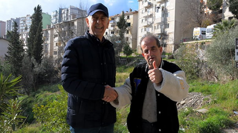 Turkmall, Karabağlar Esentepe Mahallesi'ndeki Forum Göztepe projesinde yıkım ruhsatı bekleyişini sürdürürken; bu gecikme nedeniyle mağduriyet yaşayan ihtiyaç sahibi vatandaşların da yardımına koşuyor